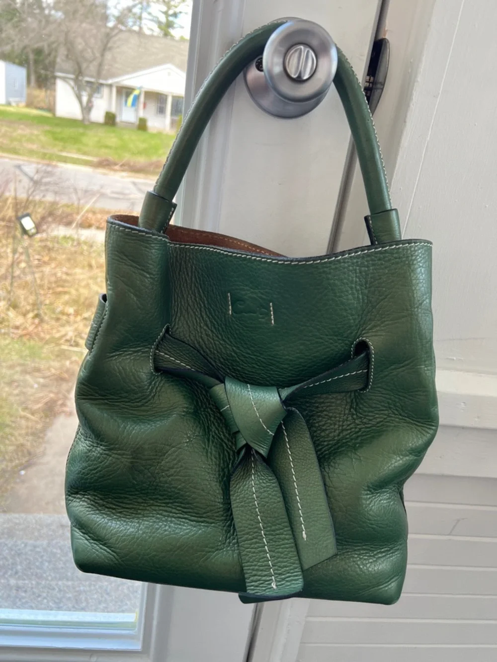 Tramontano hand bag in a pebbled green with a slight shimmer. Magnetic closure.